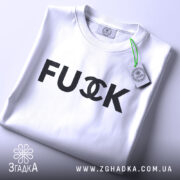 Футболка fuck провокація — чорна футболка, крупний план принта, студійне освітлення.