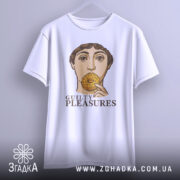 Футболка guilty pleasures, біла, підвішена на вішалці, фон світло-сірий, принт з обличчям людини, що тримає печиво, текст 'GUILTY PLEASURES' під принтом.