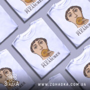 Футболка guilty pleasures, біла, зображена на манекені, фон світло-сірий, принт з обличчям людини, що тримає печиво, текст 'GUILTY PLEASURES' під принтом.