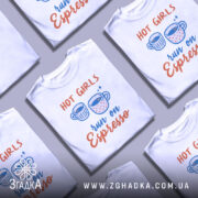 Футболка гарячі дівчата, біла, зображена на манекені, фон світло-сірий, принт з двома чашками кави та текстом 'run on Espresso' у яскравих кольорах.