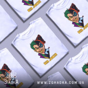 Футболка гарлі джокер білого кольору, зображена на манекені, з принтом, що зображає персонажів Джокера та Харлі Квін, з текстом 'HER JOKER' внизу, фон світло-сірий.