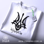 Футболка герб незламність — чорна футболка, крупний план принта, студійне освітлення.