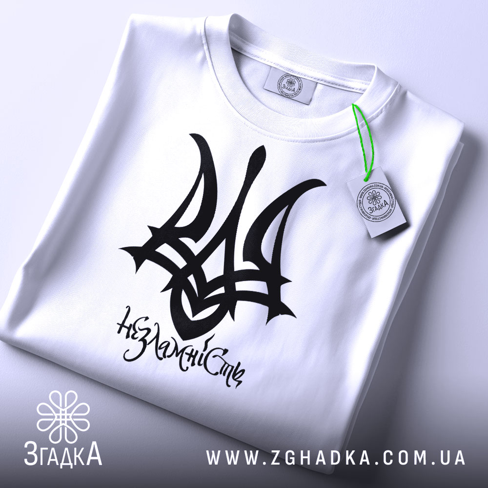 Футболка герб незламність — чорна футболка, крупний план принта, студійне освітлення.