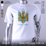 Футболка герб Україна, біла, зображена на манекені, фон світло-сірий, принт містить кольорові зображення українських архітектурних пам'яток у формі тризуба, текст 'UKRAINE' виконаний у блакитному кольорі.