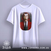 Футболка герой у масці, біла, зображена з бокового ракурсу, фон світло-сірий, принт з обличчям героя в червоному капюшоні та чорному костюмі.