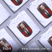 Футболка герой у масці, біла, зображена з фронтального ракурсу, фон нейтральний, принт з обличчям героя в червоному капюшоні та чорному костюмі.