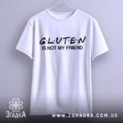 Футболка глютен білого кольору, зображена на вішалці, фон світло-сірий, принт чорного кольору з написом 'GLUTEN IS NOT MY FRIEND' та кольоровими крапками.