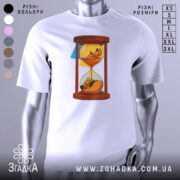 Футболка година війни, біла, зображена на манекені, фон світло-сірий, принт з пісочним годинником, де одна частина з солдатом, а інша з людиною на відпочинку.