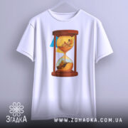 Футболка година війни, біла, підвішена на вішалці, фон світло-сірий, принт з пісочним годинником, де одна частина з солдатом, а інша з людиною на відпочинку.