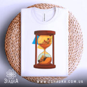 Футболка година війни, біла, складена на кошику, фон світло-сірий, принт з пісочним годинником, на якому одна частина з солдатом, а інша з людиною, що читає, на плетеній основі.