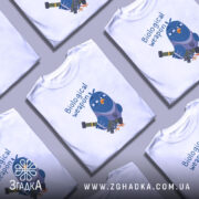 Футболка голуб біологічна зброя, біла, зображена на манекені з правого ракурсу, фон світло-сірий, принт з мультяшним птахом у військовому стилі, що тримає зброю, текст 'Biological weapon' над птахом.