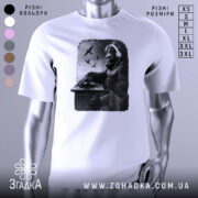 Футболка Горила Діджей білого кольору, зображена на манекені, фон світло-сірий, принт з горилою в навушниках, що працює на пульті, з пташками на фоні.