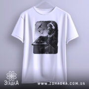 Футболка Горила Діджей білого кольору, підвішена на вішалці, фон світло-сірий, принт з горилою в навушниках, що працює на пульті, з пташками на фоні.