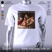 Футболка гострий фемсил білого кольору, зображена на манекені, фон світло-сірий, принт з написом 'GIRLS WILL BE GIRLS' на картині, що зображує жінок у класичному стилі.