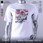 Футболка графічний хаос, біла, зображена на манекені з блискучою поверхнею, фон світло-сірий, принт містить текст у червоному та чорному кольорах, зображення метеликів і графічні елементи.