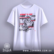 Футболка графічний хаос, біла, підвішена на вішалці, фон світло-сірий, принт з текстом у червоному та чорному кольорах, метелики та графічні елементи, круглий виріз.