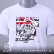 Футболка графічний хаос, біла, складена на плоскій поверхні, фон світло-сірий, принт з текстом у червоному та чорному кольорах, метелики та графічні елементи, на комірці видна етикетка.