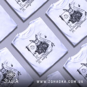 Футболка грайливий небезпечний, білого кольору, зображена з правого ракурсу на манекені, фон світло-сірий, принт з чорним малюнком зайця в шкіряному жакеті з написом 'Грайливий? Ні, небезпечний!'