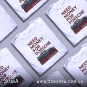 Футболка гроші на Porsche, біла, зображена на манекені, фон світло-сірий, принт з текстом 'NEED MONEY FOR PORSCHE' червоного кольору та зображенням автомобіля Porsche 718 Cayman GT4 RS.