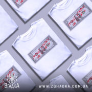 Футболка гроші не сплять, біла, зображена на манекені, фон нейтральний, принт у вигляді доларової банкноти з червоним написом "ГРОШІ НІКОМІ НЕ СПІЛЯТЬ".