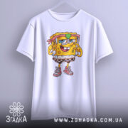 Футболка губка боб білого кольору, підвішена на вішалці, з принтом персонажа, фон світло-сірий.