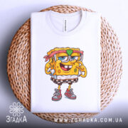 Футболка губка боб білого кольору, складена на плетеному кошику, з принтом персонажа, фон білий.