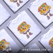 Футболка губка боб білого кольору, зображена на манекені, з принтом персонажа у червоному головному уборі та окулярах, на фоні світло-сірого кольору.