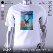 Футболка гумор НЛО, біла, зображена на манекені, фон нейтральний, принт з котом, що летить під космічним кораблем, яскраві кольори, деталі фону включають архітектурні елементи.