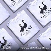 Футболка гуси мем, біла, фронтальний ракурс, фон світло-сірий, принт з двома чорними гусями та написом 'GUSSI GA-GA-GA'.