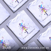 Футболка я адекватна, білого кольору, зображена з фронтального ракурсу на манекені, фон нейтральний, принт з дівчиною на велосипеді, яка тримає квіти, текст під малюнком: 'Я одна тут адекватна?'.