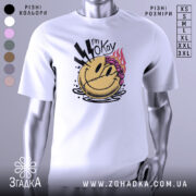 Футболка я окей. Біла футболка з принтом, на якому зображено усміхнене обличчя з фіолетовим волоссям та блискавками, знята з фронтального ракурсу на нейтральному фоні.