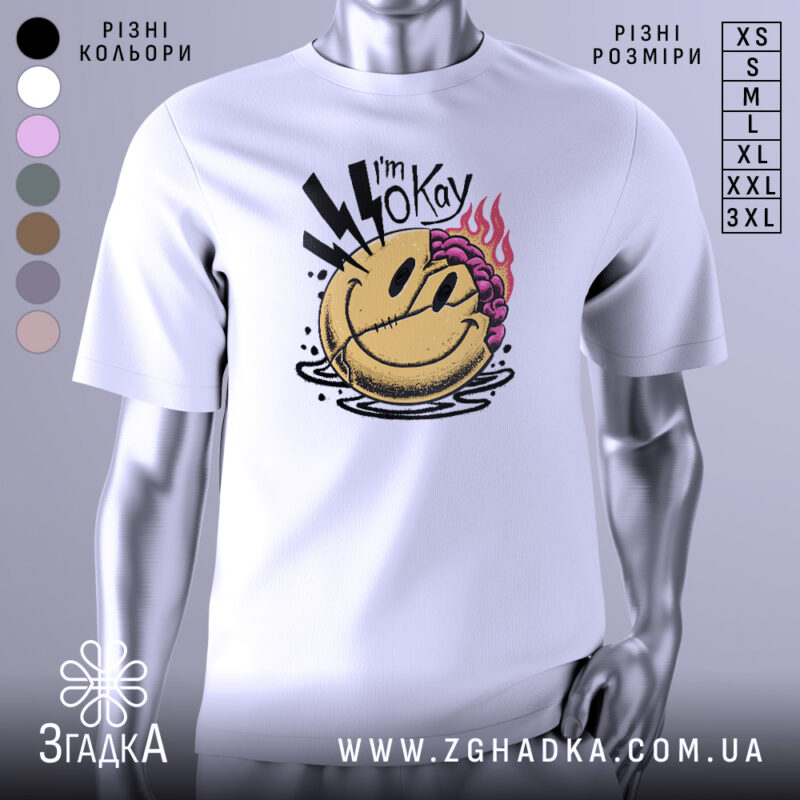 Футболка я окей. Біла футболка з принтом, на якому зображено усміхнене обличчя з фіолетовим волоссям та блискавками, знята з фронтального ракурсу на нейтральному фоні.