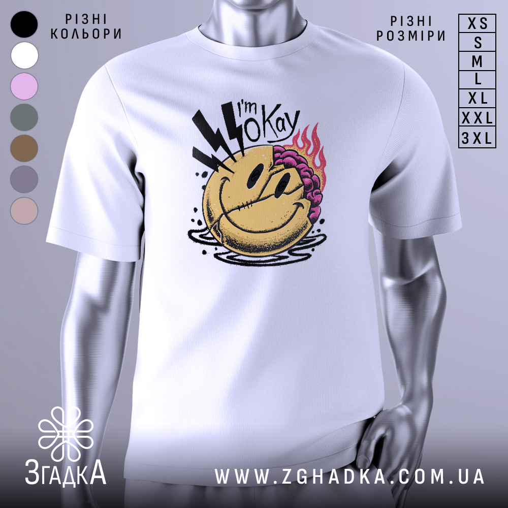 Футболка я окей. Біла футболка з принтом, на якому зображено усміхнене обличчя з фіолетовим волоссям та блискавками, знята з фронтального ракурсу на нейтральному фоні.