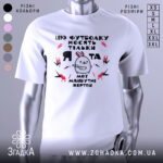 Футболка я та жертви, біла, зображена з правого ракурсу, на фоні світло-сірого градієнту, принт містить малюнок з персонажем у формі кролика з червоними плямами та текстом.