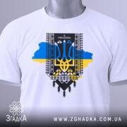 Футболка я українець, біла, складена на поверхні, фон світлий, принт з тризубом, сині та жовті кольори, прикріплена етикетка.