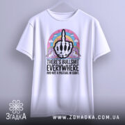 Футболка єдинороги іронія, біла футболка з коротким рукавом, підвішена на вішалці, фон світло-сірий, принт з чорним малюнком руки з середнім пальцем, оточений кольоровими елементами, включаючи райдугу та єдинорогів.