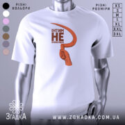 Футболка інтим не пропонувати, біла, зображена на манекені, фон світло-сірий, принт з червоним серпом та текстом чорного кольору, рука тримає серп.