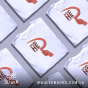 Футболка інтим не пропонувати, біла, зображена на манекені, фон світло-сірий, принт з червоним серпом та текстом чорного кольору, рука тримає серп.