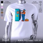 Футболка інженер електрик, біла, зображення з правого боку, фон світло-сірий, принт з чоловіком у синьому комбінезоні, який працює з електричними проводами біля синього щита з попередженням про небезпеку.