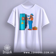 Футболка інженер електрик, біла, зображення зліва, фон світло-сірий, принт з чоловіком у синьому комбінезоні, який працює з електричними проводами, поряд з ним жовта коробка з інструментами.