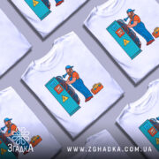 Футболка інженер електрик, біла, зображення з правого боку, фон світло-сірий, принт з чоловіком у синьому комбінезоні, який працює з електричними проводами біля синього щита з попередженням про небезпеку.