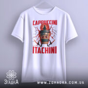 Футболка Itachini Cappuccini білого кольору, зображена на вішалці, фон світло-сірий, принт з кавовим стаканом та червоним текстом 'Cappuccini Itachini', футболка має класичний крій.