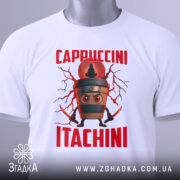 Футболка Itachini Cappuccini білого кольору, зображена з верхнього ракурсу, фон світлий, принт з кавовим стаканом та червоним текстом 'Cappuccini Itachini', на футболці є зелений ярлик.