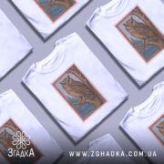 Футболка із совою білого кольору, зображена на манекені, ракурс спереду, фон світло-сірий, принт сови на гілці з деталями лісу в блакитному кольорі.