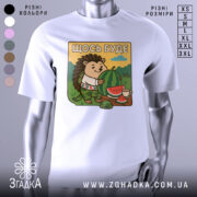 Футболка їжачок оптиміст. Біла футболка з принтом їжачка, що тримає кавун, на фоні зелених пагорбів та блакитного неба. Принт яскравий, з веселим виразом обличчя їжачка, одягнутого в вишиванку.