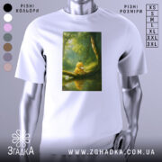 Футболка каченя у лісі, біла, зображення каченя сидить на гілці біля води, фон з зеленими деревами та м'яким світлом.