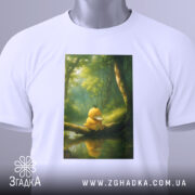 Футболка каченя у лісі, біла, складена, з принтом каченя на гілці, фон з лісом та відображенням у воді, з етикеткою на комірці.