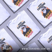 Футболка кайфовий новий рік, біла, зображена з правого ракурсу, фон світло-сірий, принт з дідусем у чорній куртці з бородою та окулярами, текст "НЕХАЙ КАЙФОВИМ БУДЕ ЦЕЙ РІК".