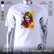 Футболка карта хаосу, біла, зображена на манекені, фон світло-сірий, принт з обличчям персонажа з картки, яскраві кольори жовтого та червоного, деталі обличчя виразні, текст "Доля Гра!".