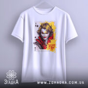 Футболка карта хаосу, біла, зображена на вішалці, фон світло-сірий, принт з обличчям персонажа, яскраві кольори жовтого та червоного, текст "Доля Гра!".